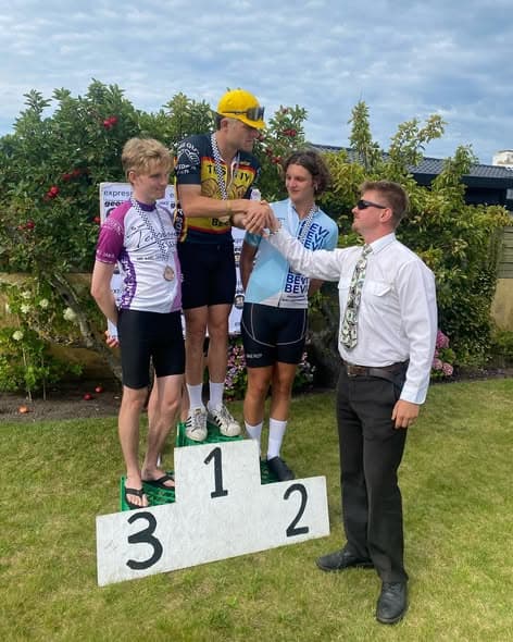 Peloton riding through town – 2024