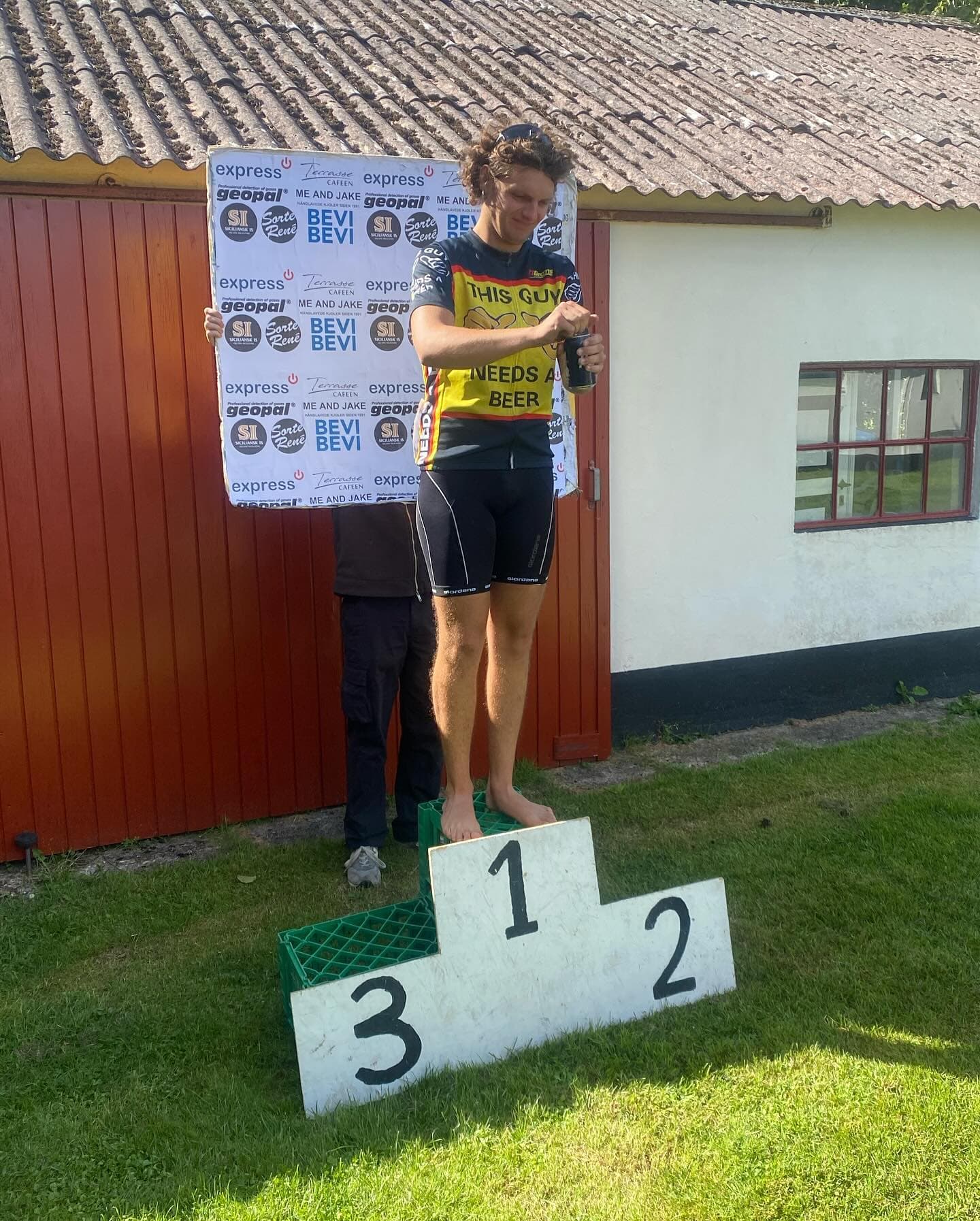 Peloton riding through town – 2024